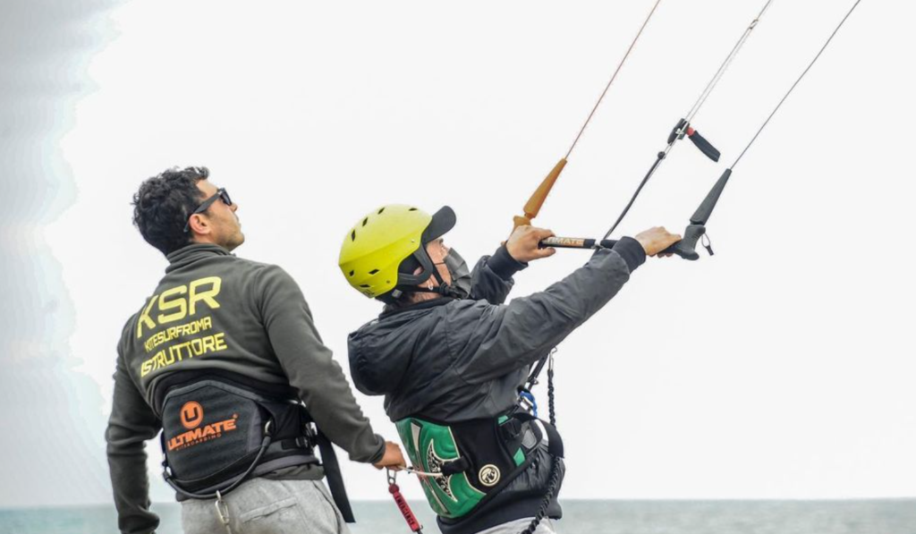 Pietro Pasquariello che insegna kitesurf ad allievo